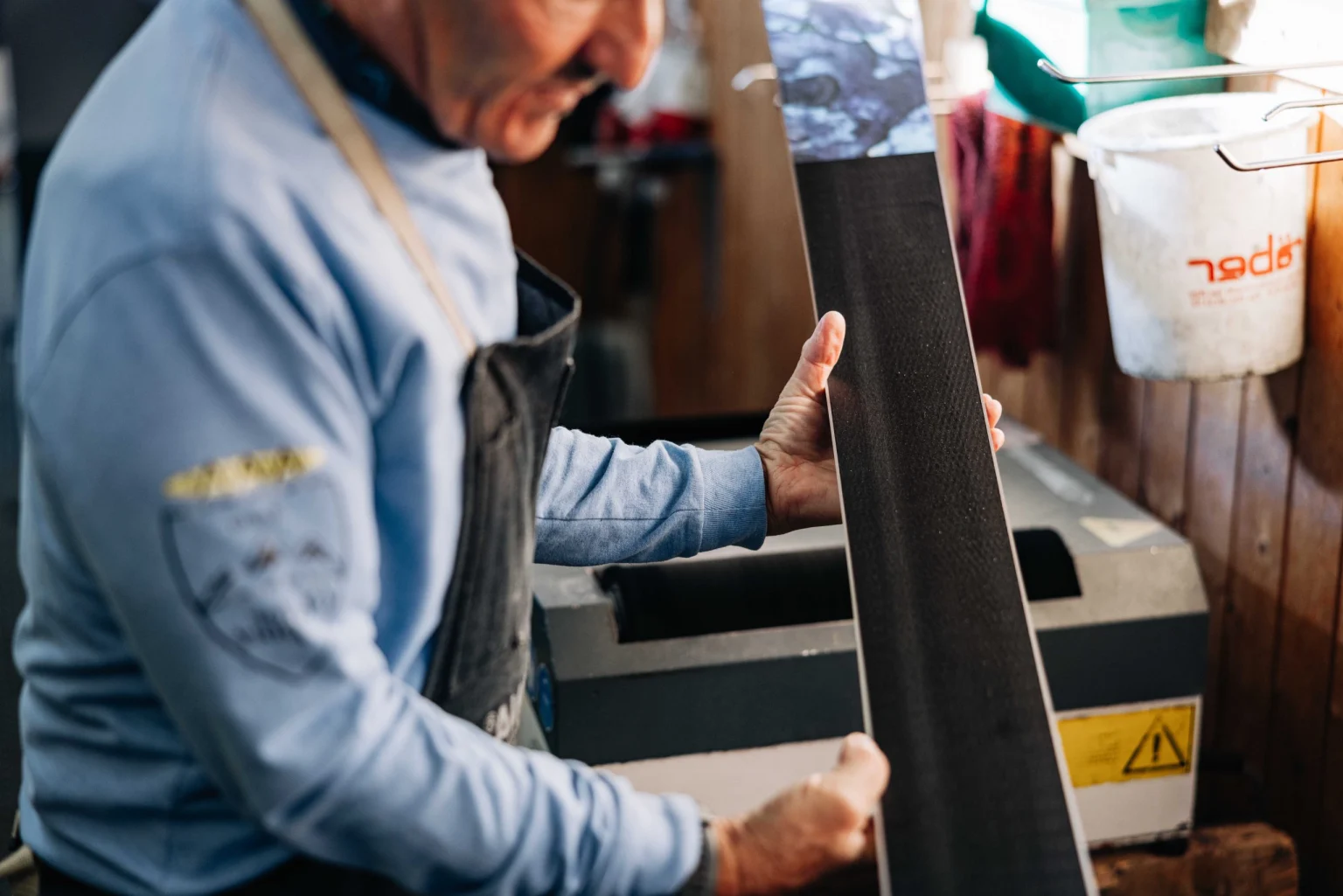 Ski and snowboard service in the Gisler Sport Arosa workshop