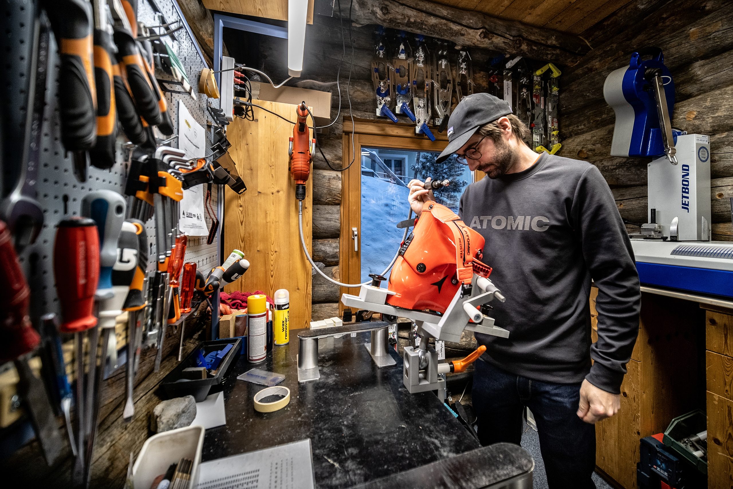 Technische Anpassung eines Skischuhs im Bananas