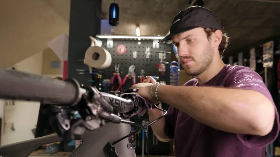 Mechaniker bei der Arbeit an einem Bike