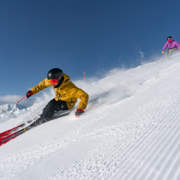 Skifahren in Arosa mit Ski-Ausrüstung von Gisler Sport