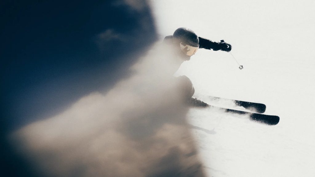 Skifahrer mit einem Ski der neuen Volant-Linie 2026/27 auf der Piste