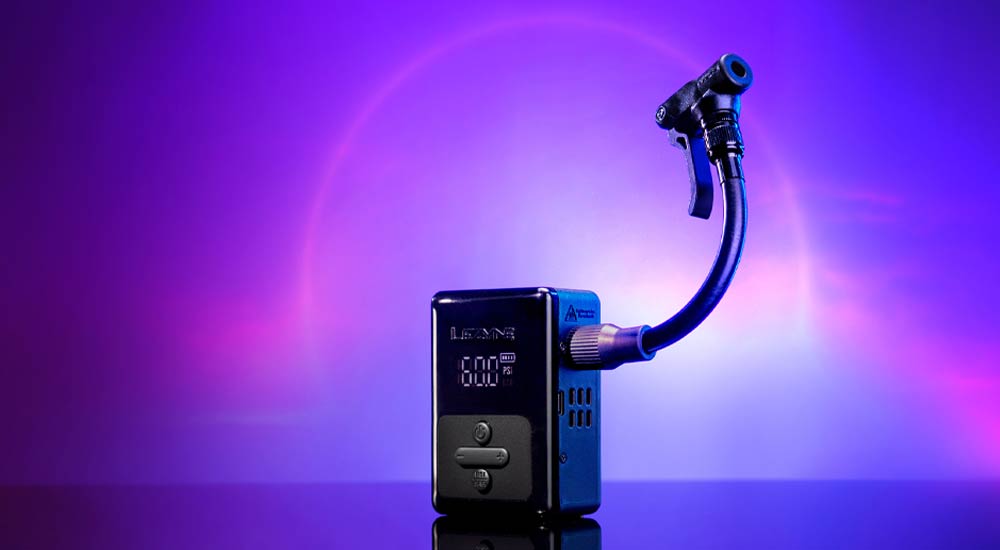 Lezyne E-Drive elektrische Fahrradpumpe vor violettem Hintergrund