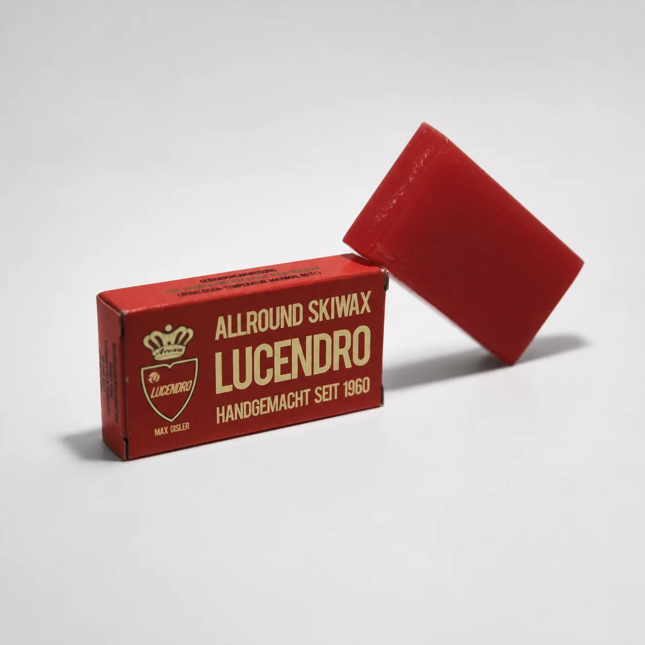 Lucendro Original 60 g Skiwachs und Verpackung in Winkelansicht