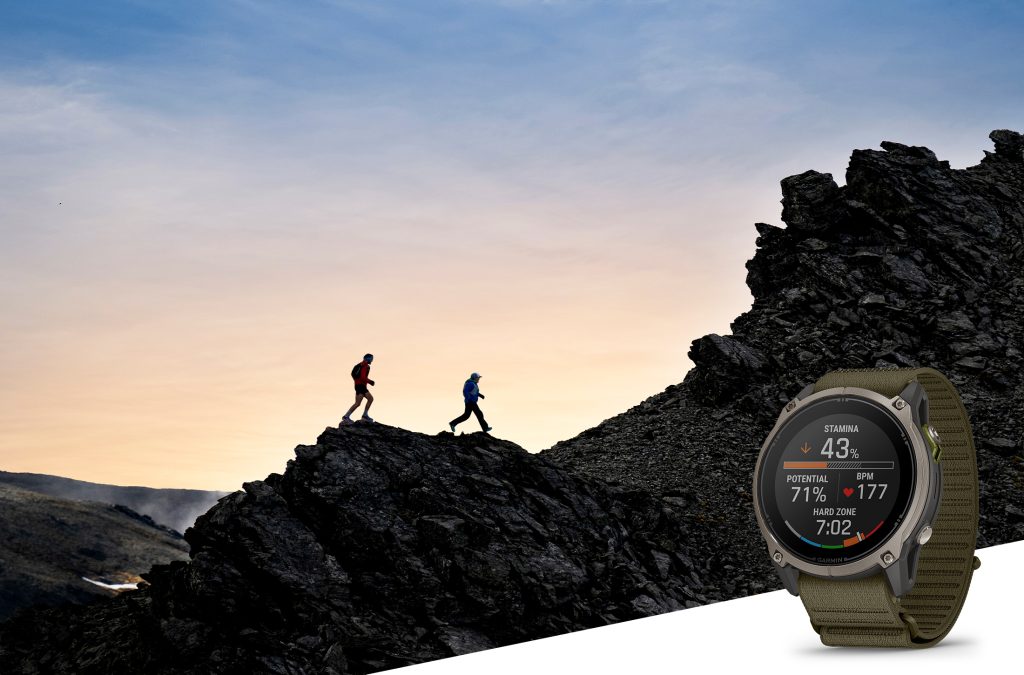 Garmin Enduro 4 vor einer Berglandschaft mit Trailrunnern – Bild: Garmin